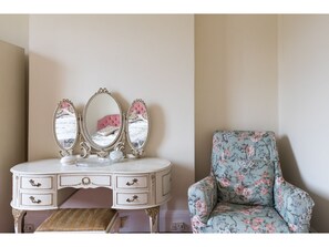 4 bedrooms, iron/ironing board, free WiFi, bed sheets - Stylish 4 Bedroom House With a Garden (London)