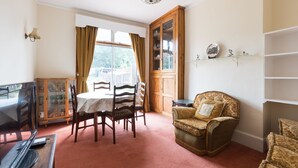 Living room - Stylish 4 Bedroom House With a Garden (London)