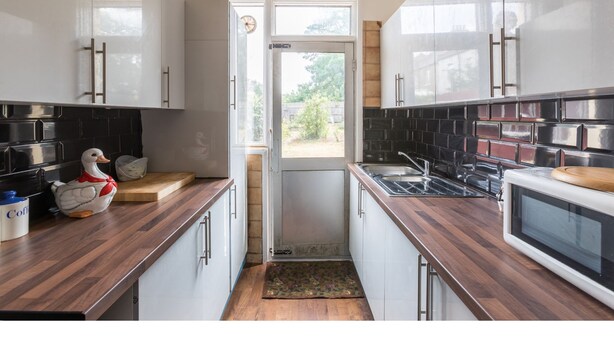 Cookware/dishes/utensils - Stylish 4 Bedroom House With a Garden (London)