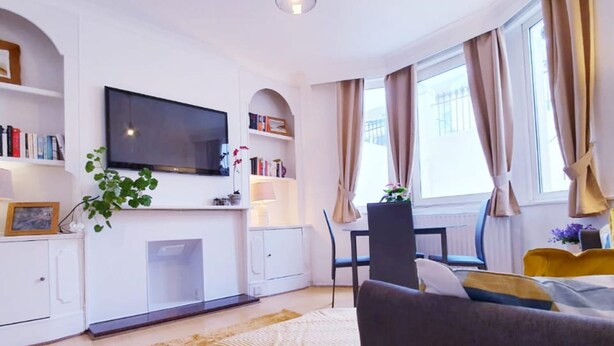 Apartment (1 Bedroom) | Living room | Flat-screen TV, fireplace - Brand new Modern 1bdr W/private Garden in Brighton (Brighton)