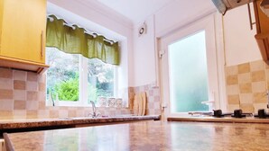 Apartment (1 Bedroom) | Private kitchen | Oven, cookware/dishes/utensils - Brand new Modern 1bdr W/private Garden in Brighton (Brighton)