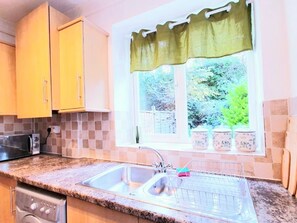 Oven, cookware/dishes/utensils - Brand new Modern 1bdr W/private Garden in Brighton (Brighton)