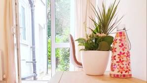Apartment (1 Bedroom) | In-room dining - Brand new Modern 1bdr W/private Garden in Brighton (Brighton)
