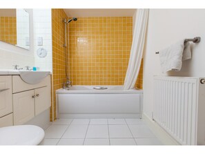 Apartemen (2 Bedrooms) | Kamar mandi | Shower dan handuk