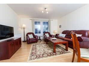 Apartemen (2 Bedrooms) | Ruang keluarga | TV, Netflix, dan layanan streaming