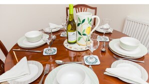 Apartment (2 Bedrooms) | In-room dining - Spacious, Central Apartment. Free Parking (Edinburgh)