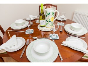 Apartment (2 Bedrooms) | In-room dining - Spacious, Central Apartment. Free Parking (Edinburgh)