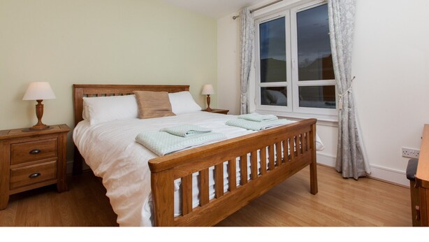 Apartment (2 Bedrooms) | 2 bedrooms, iron/ironing board, WiFi (free), bed sheets - Spacious, Central Apartment. Free Parking (Edinburgh)
