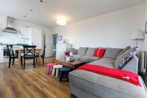Apartment (2 Bedrooms) | Wohnbereich | Fernseher