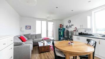 Căn hộ (2 Bedrooms) | Khu phòng khách | TV