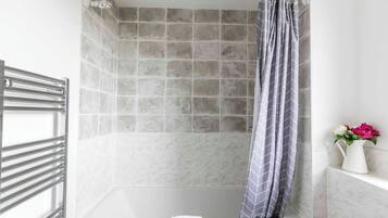 Apartment (2 Bedrooms) | Bathroom | Towels