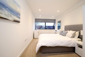1 bedroom, desk, iron/ironing board, bed sheets - Modern Oxford Apartment + King Size Bed! (Oxford)