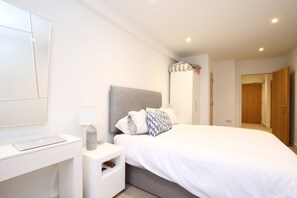 1 bedroom, desk, iron/ironing board, bed sheets - Modern Oxford Apartment + King Size Bed! (Oxford)