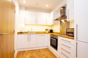 Fridge, microwave, oven, dishwasher - Modern Oxford Apartment + King Size Bed! (Oxford)