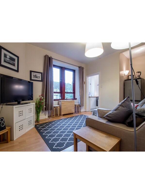 Departamento (2 Bedrooms) | Sala de estar | Televisión 