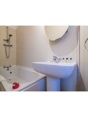Apartment (2 Bedrooms) | Badezimmer | Kostenlose Toilettenartikel, Haartrockner, Handtücher
