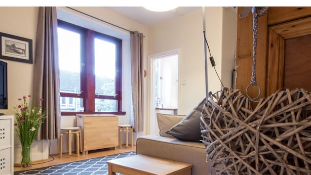 Living room - Spacious 2 Bedroom, Dumbarton Road, Free Parking (Glasgow)