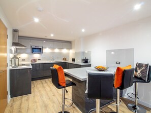 Apartment (2 Bedrooms) | Private kitchen | Fridge, microwave, oven, dishwasher - Stylish + Modern 2BR Riverside Apt, Free Parking (Glasgow)
