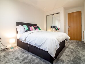 Apartment (2 Bedrooms) | 2 bedrooms, laptop workspace, iron/ironing board, bed sheets - Stylish + Modern 2BR Riverside Apt, Free Parking (Glasgow)