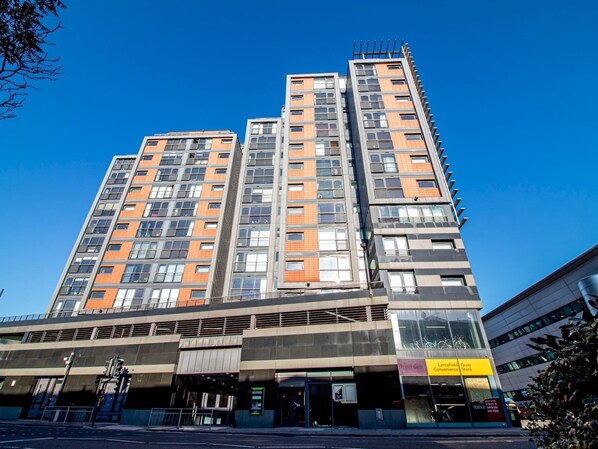Exterior - Stylish + Modern 2BR Riverside Apt, Free Parking (Glasgow)