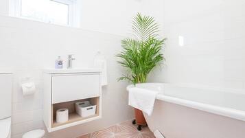 House (3 Bedrooms) | Bathroom | Shower, towels