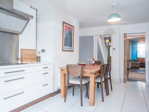 Casa (3 Bedrooms) | Cuina privada | Forn, utensilis de cuina, vaixella i coberteria i una taula de menjador 