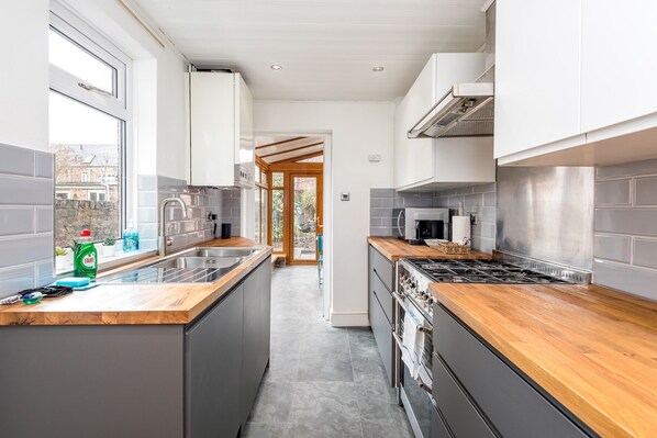 House (2 Bedrooms) | Private kitchen | Fridge, microwave, oven, dishwasher - Stylish & Modern House With Original Period Charm (York)