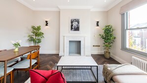 Apartment (2 Bedrooms) - Alluring, Modern and Creative 2BR With Terrace (London)