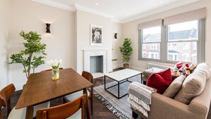 Apartment (2 Bedrooms) | Living room - Alluring, Modern and Creative 2BR With Terrace (London)