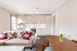 อพาร์ทเมนท์ (2 Bedrooms) | ห้องนั่งเล่น | ทีวีจอแบน