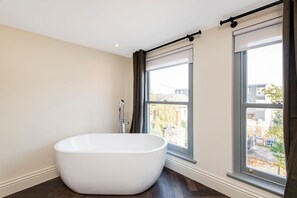 Bathroom - Alluring, Modern and Creative 2BR With Terrace (London)