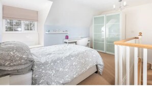 Unclassified image, 3 of 18, button - Spacious, Modern & Tasteful Townhouse for up to 8! (York)