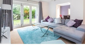 Unclassified image, 4 of 18, button - Spacious, Modern & Tasteful Townhouse for up to 8! (York)
