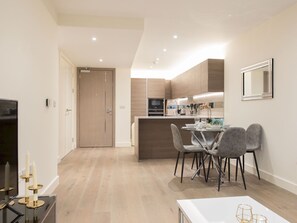 Ovn, oppvaskmaskin og kjøkkenutstyr