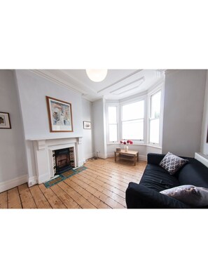 Apartment (1 Bedroom) | Wohnzimmer | Flachbildfernseher