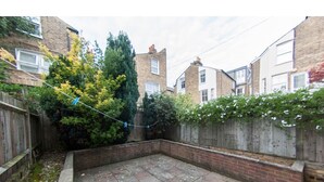 Garden - Lovely, Spacious and Bright Garden Flat in Clapham (London)