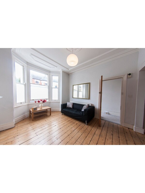 Apartment (1 Bedroom) | Wohnzimmer | Flachbildfernseher