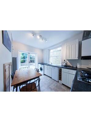 Apartment (1 Bedroom) | Eigene Küche | Herdplatte, Geschirrspüler, Wasserkocher, Kochgeschirr/Geschirr/Besteck