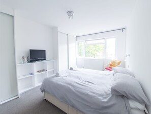 2 bedrooms, iron/ironing board, bed sheets - Lovely, Recently Renovated Maisonette in NW London (London)