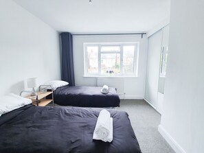 2 bedrooms, iron/ironing board, bed sheets - Lovely, Recently Renovated Maisonette in NW London (London)