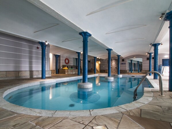 Una piscina techada, una piscina al aire libre