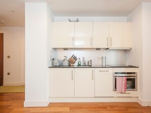 Appartement (1 Bedroom) | Cuisine privée | Un four, lave-vaisselle, vaisselle et ustensiles