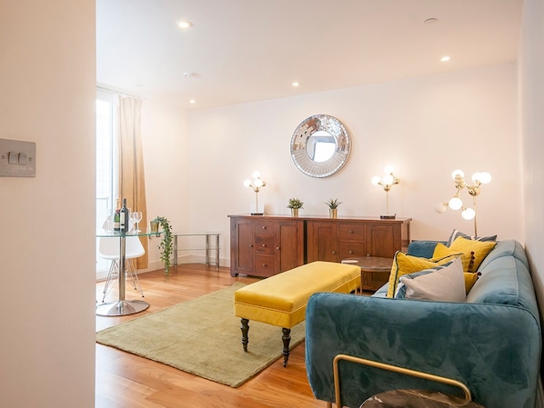 Appartement (1 Bedroom) | Salle de séjour | Téléviseur