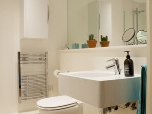 Apartment (1 Bedroom) | Bathroom | Shower, towels