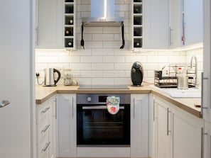 Apartment (1 Bedroom) | Private kitchen | Oven, stovetop, cookware/dishes/utensils