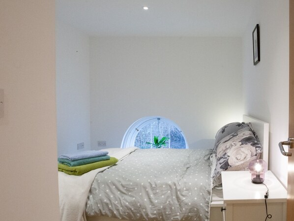 Apartment (1 Bedroom) | 1 bedroom, iron/ironing board, free WiFi, bed sheets