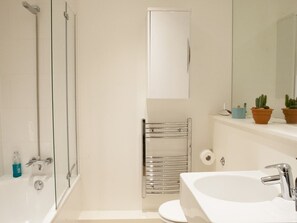 Apartment (1 Bedroom) | Bathroom | Shower, towels - Bright & Modern 1-bedroom Flat in East London (London)