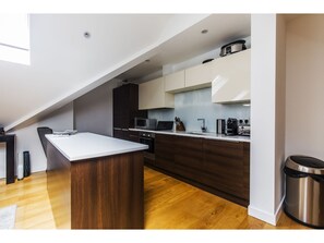 Oven, cookware/dishes/utensils - Bright and Spacious Penthouse in West Ealing (London)
