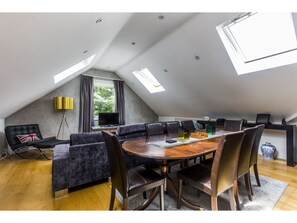 Oven, cookware/dishes/utensils - Bright and Spacious Penthouse in West Ealing (London)