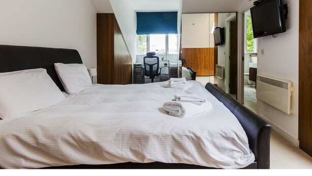 Unclassified image, 1 of 20, button - Bright and Spacious Penthouse in West Ealing (London)